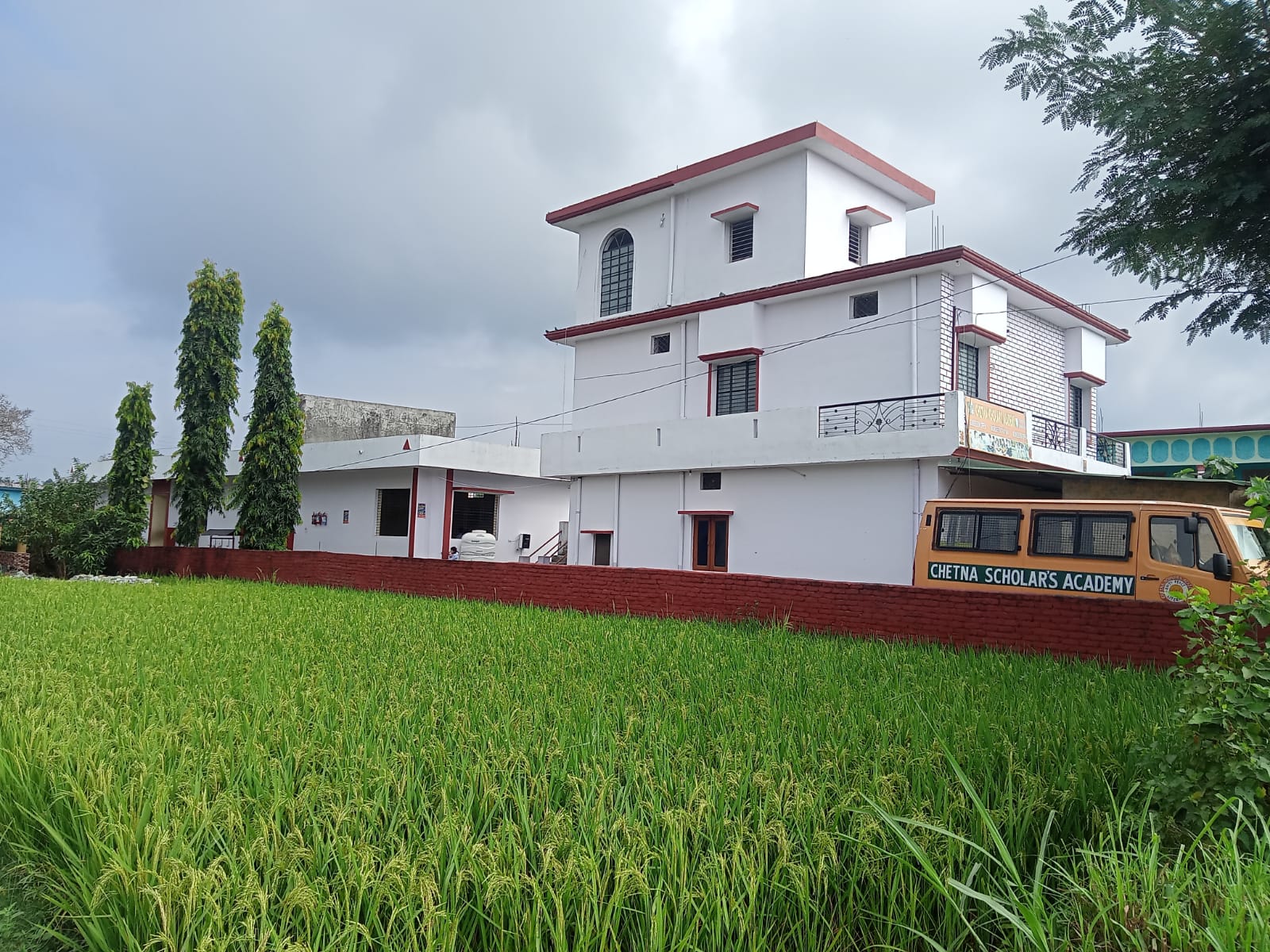 Students and teachers at Chetna Scholar's Academy